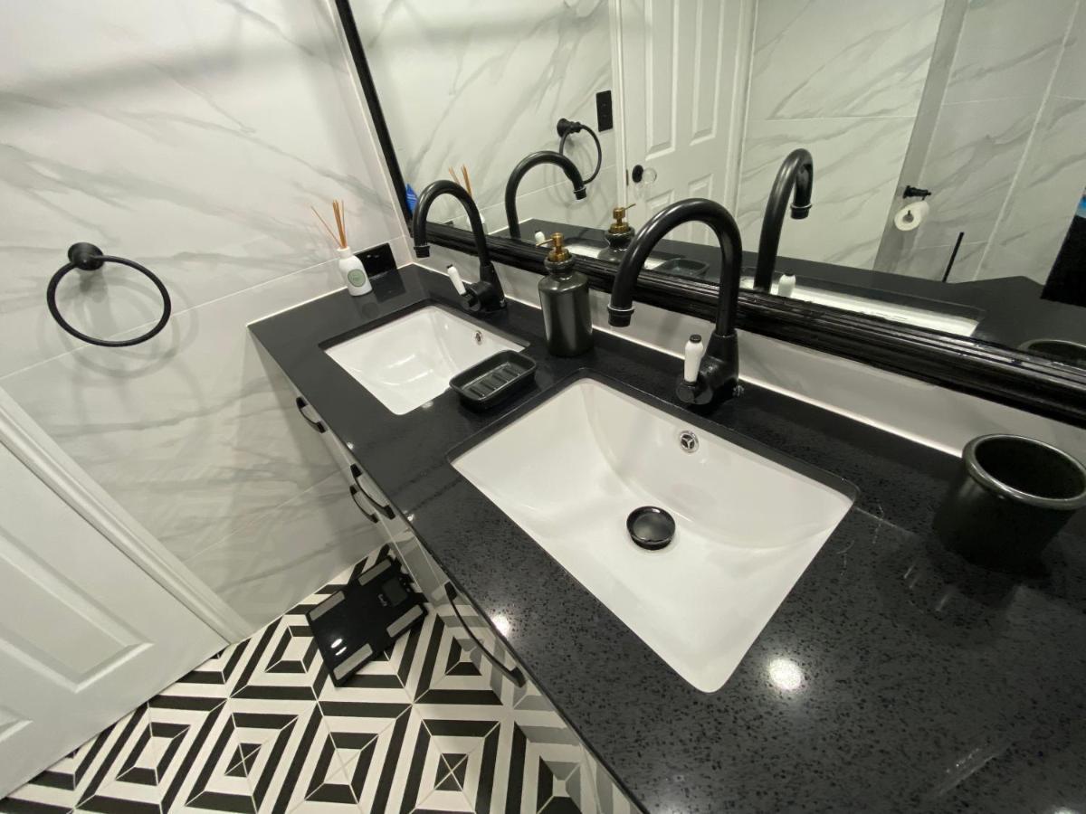 Beachfront Romantic Getaway - Surfers Paradise Apartment