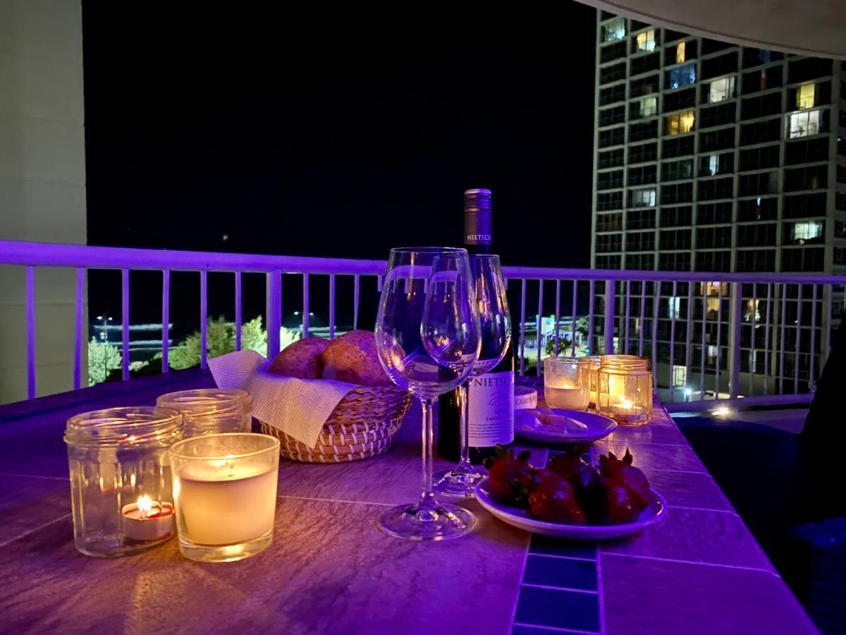 Beachfront Romantic Getaway - Surfers Paradise