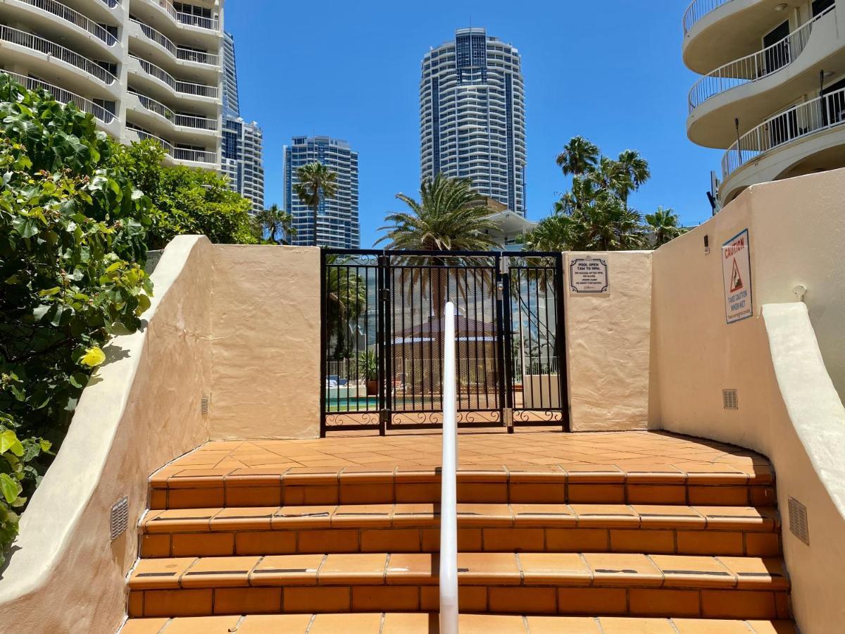 Apartment Beachfront Romantic Getaway - Surfers Paradise