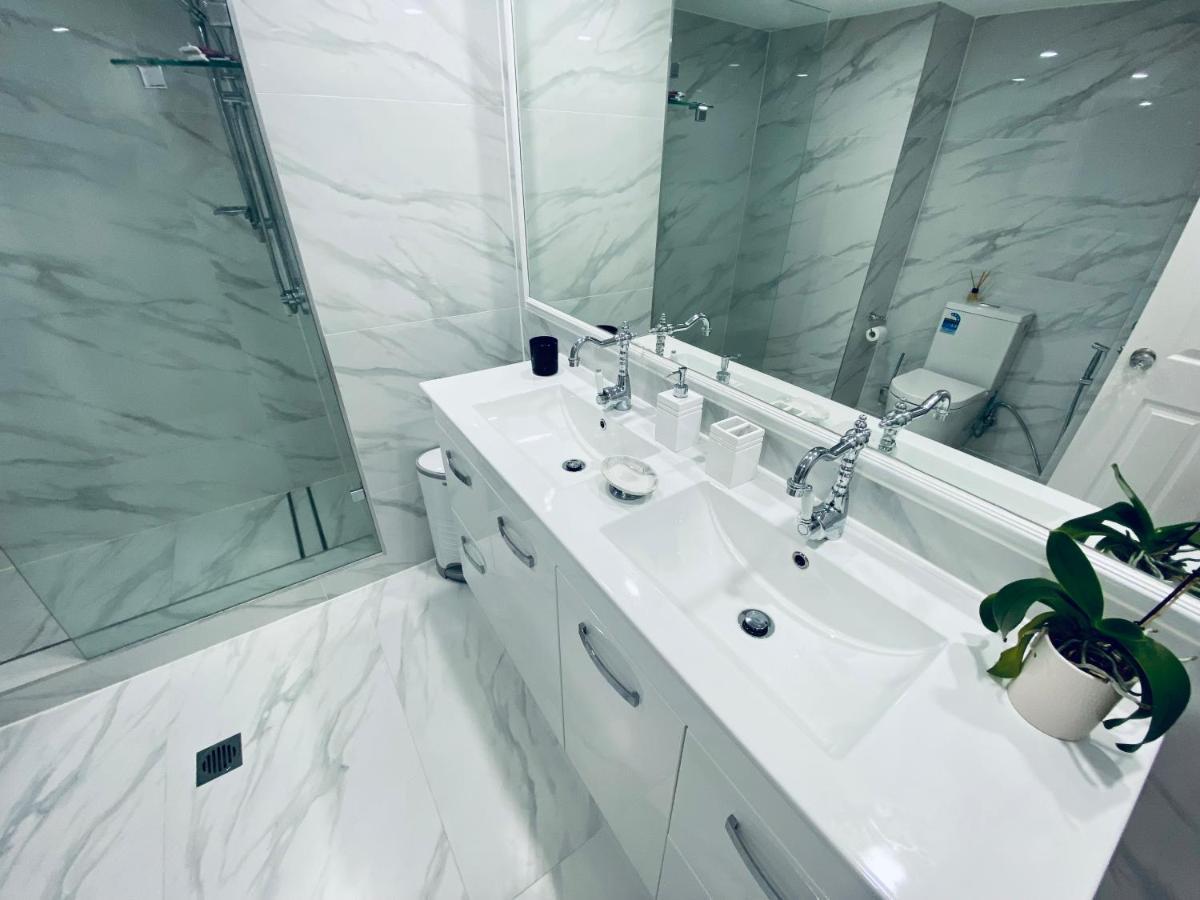 Beachfront Romantic Getaway - Surfers Paradise Apartment Gold Coast