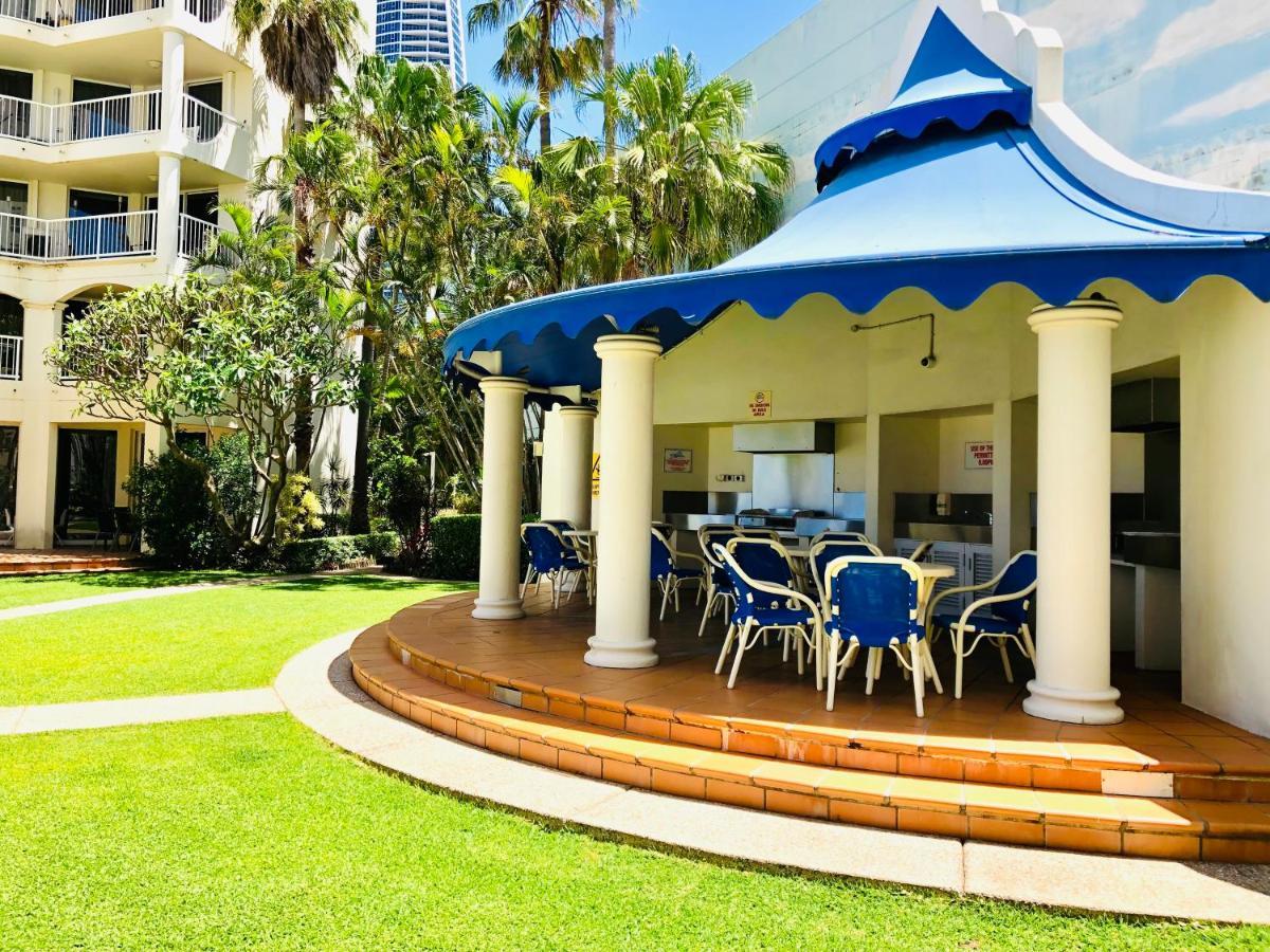 Beachfront Romantic Getaway - Surfers Paradise Apartment