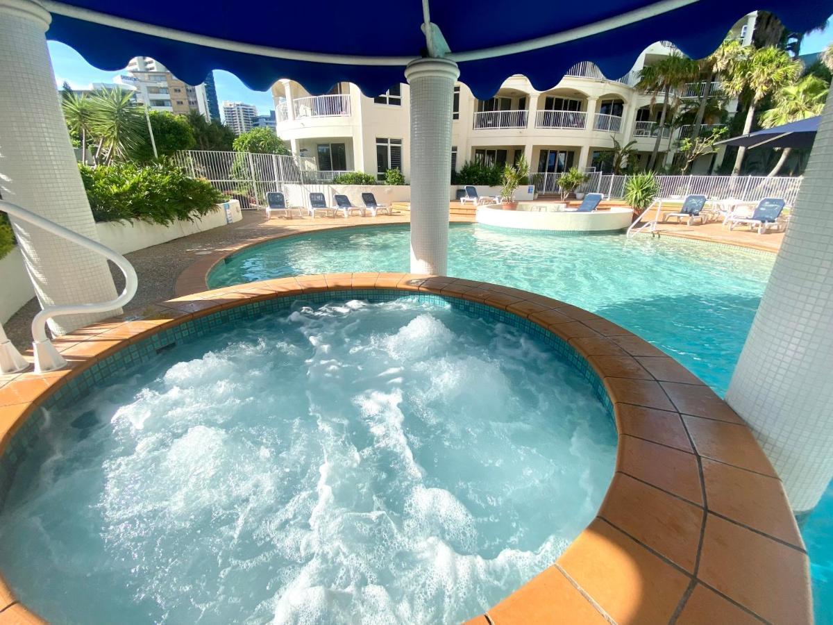 Beachfront Romantic Getaway - Surfers Paradise Apartment