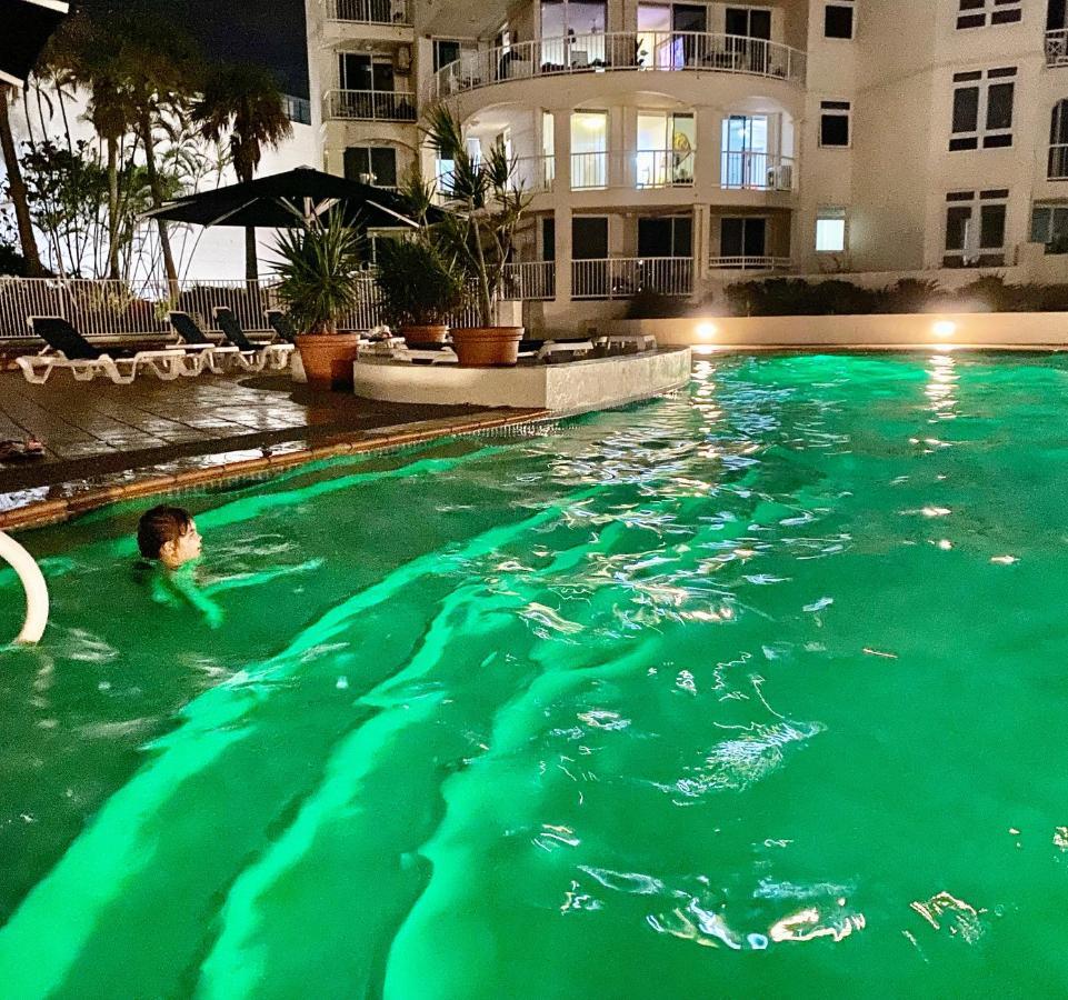 Beachfront Romantic Getaway - Surfers Paradise Apartment Gold Coast