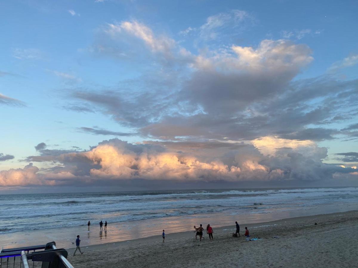 Beachfront Romantic Getaway - Surfers Paradise Apartment Gold Coast