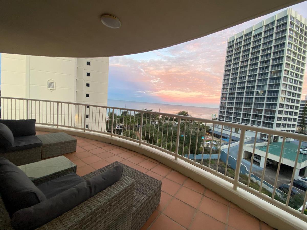 Beachfront Romantic Getaway - Surfers Paradise Apartment