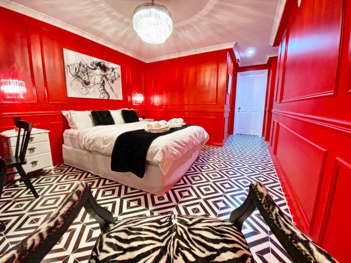 Beachfront Romantic Getaway - Surfers Paradise Apartment Gold Coast