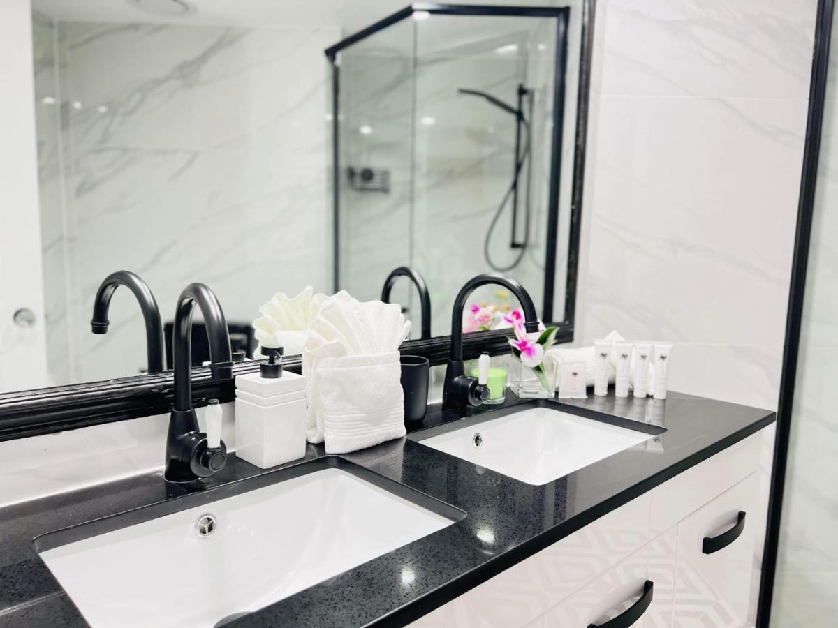Beachfront Romantic Getaway - Surfers Paradise Apartment
