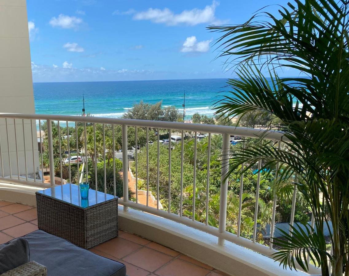 Beachfront Romantic Getaway - Surfers Paradise Apartment